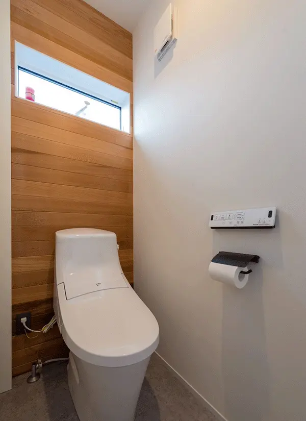 ホワイトかけて木目×グレーは相性抜群でトイレの中までおしゃれな空間がつくれます。