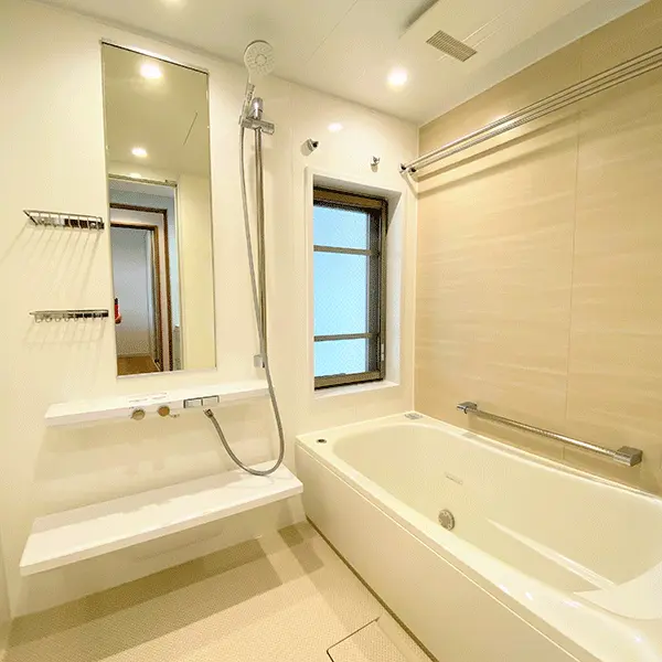 【バスルーム】ＴＯＴＯシンラ。肩湯の流れる湯船です。お湯が循環する最新のシステム。部屋干し可能な浴室乾燥も設置
